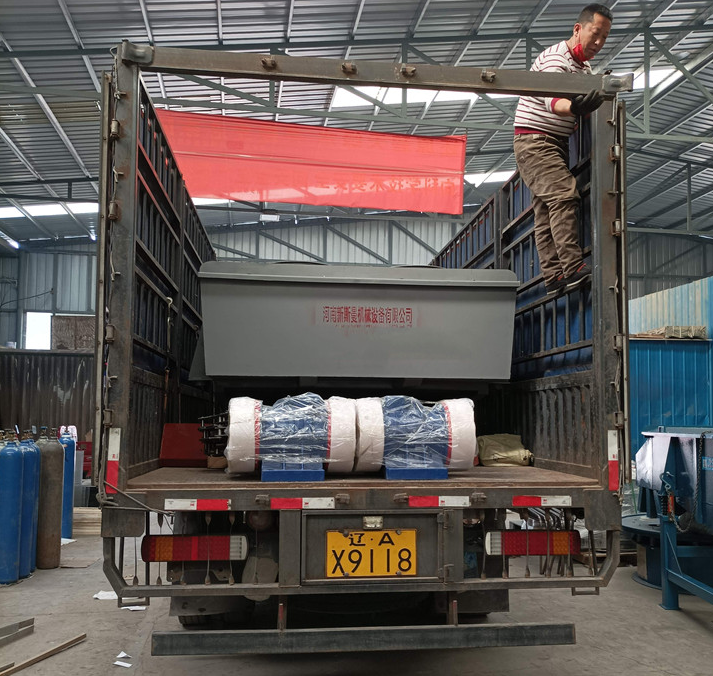 遼寧重型直線篩、江蘇輕型直線篩、四川800*800振動(dòng)平臺發(fā)貨