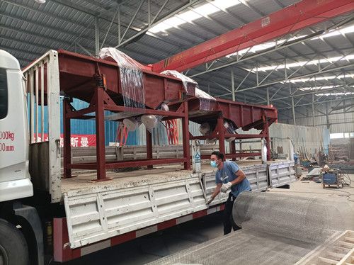 1030/1035直線振動(dòng)篩、電磁給料機(jī)、特氟龍旋振篩發(fā)貨