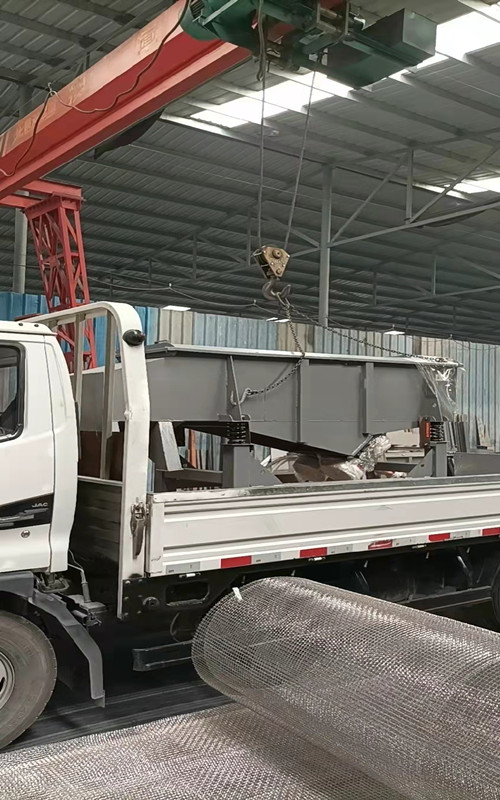 直線篩、1500mm三次元振動篩、1300*1300振動平臺發(fā)貨