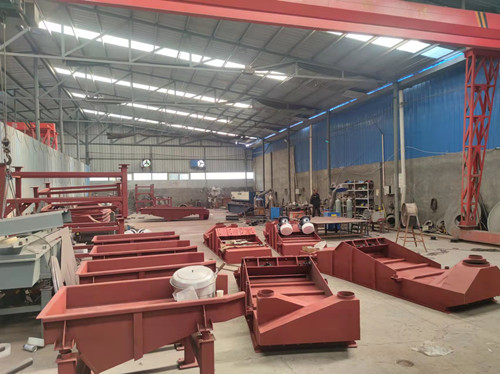 直線振動篩、給料機、旋振篩、全304旋振篩車間生產(chǎn)中