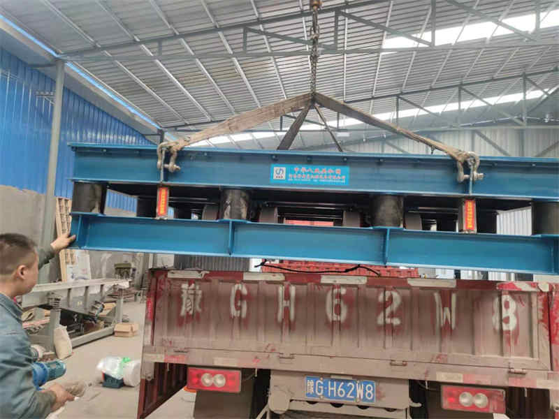 5月7日上?？蛻?.5*2.5米超大振動平臺和輸送發貨