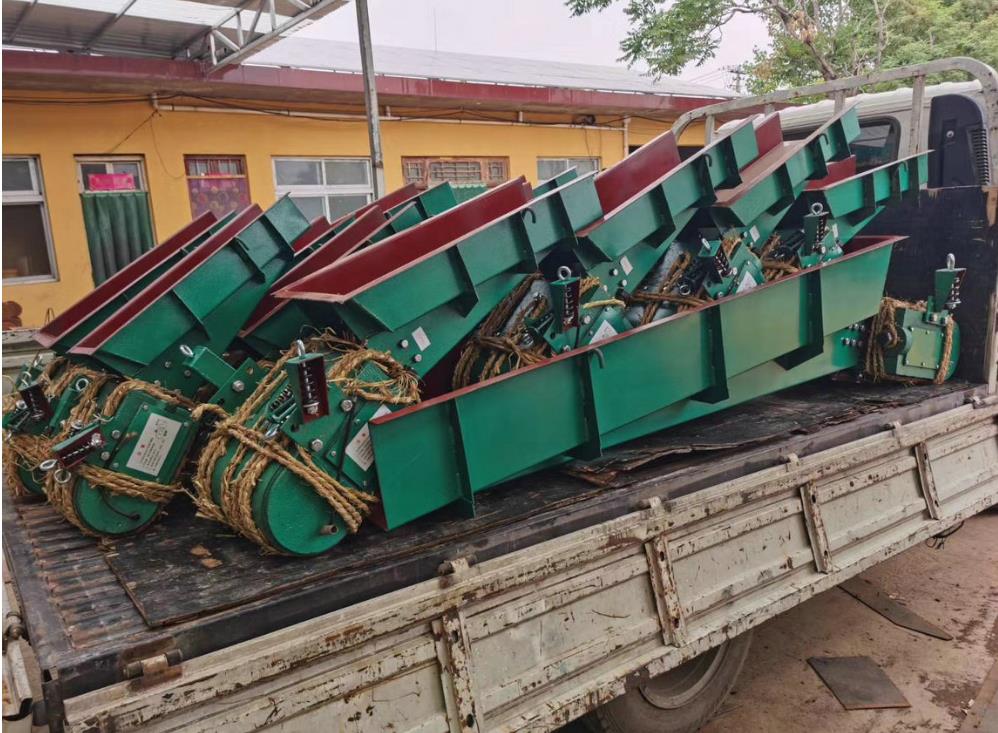 洛陽(yáng)客戶16臺(tái)電磁給料機(jī)裝車發(fā)貨現(xiàn)場(chǎng)