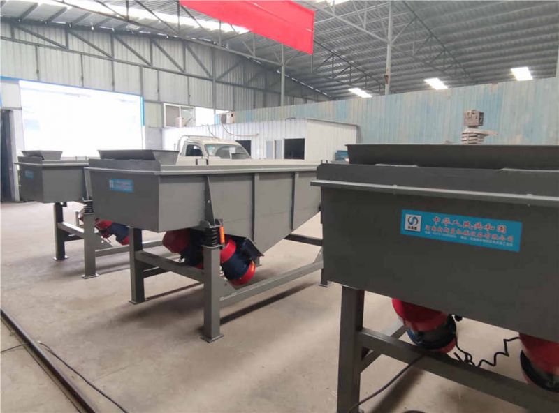 多臺直線振動篩，脫水篩，緊張有序加工生產(chǎn)中