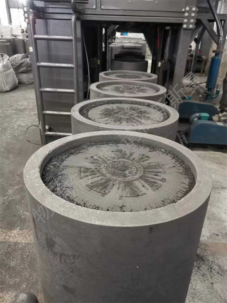 石墨化坩堝投料設(shè)備，坩堝壓實(shí)設(shè)備，艾奇遜爐投料設(shè)備，石墨化吸料小車(chē)，石墨化投料小車(chē)，石墨化高溫吸料系統(tǒng)