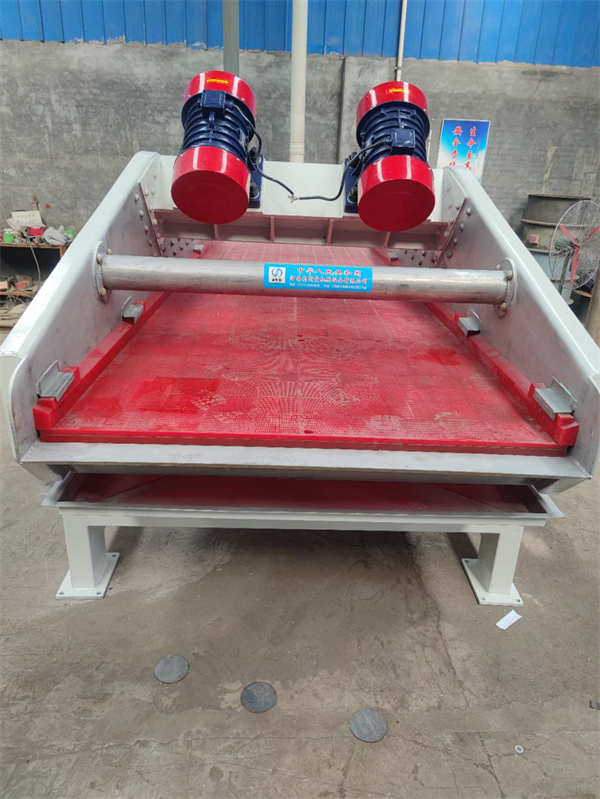 1540特制不銹鋼脫水振動(dòng)篩，已發(fā)貨，篩分效果好，篩箱采用高強(qiáng)度螺栓鉚釘，篩面由弧形段與直線段組成，結(jié)構(gòu)堅(jiān)固耐用，用料厚實(shí)，運(yùn)行平穩(wěn)噪聲低，使用率高，使用壽命長(zhǎng)！