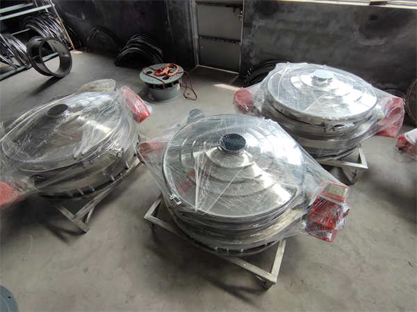 4臺(tái)1200不銹鋼直排篩發(fā)貨， 加裝超聲波系統(tǒng)，篩分精度高，產(chǎn)量大， 能耗低，全封閉，無(wú)粉塵，特制電機(jī)。