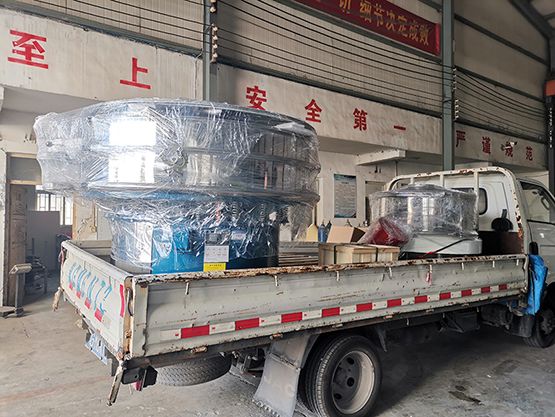 1.5米旋振篩、200型標準檢驗篩、直排篩發貨