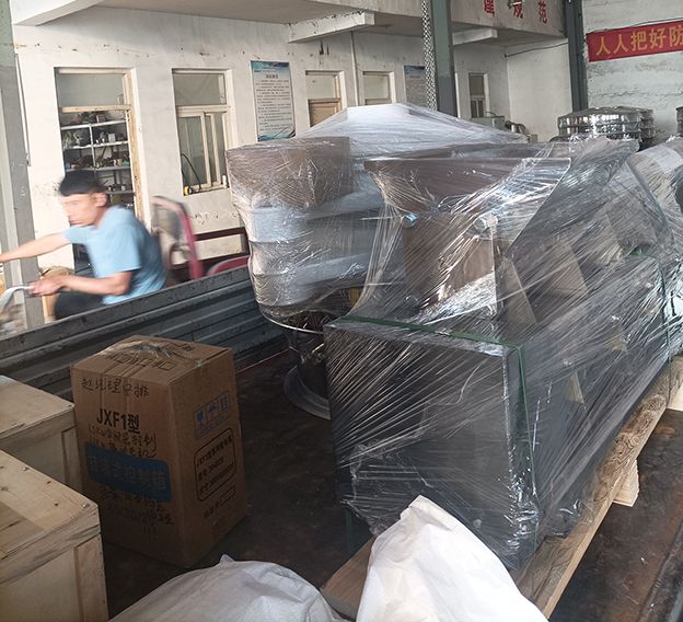 塑料旋振篩、電磁給料機發貨