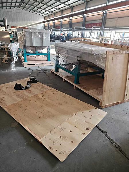 出口兩臺直線篩分機，裝訂出口專用箱，準備發貨！比起“最低價”，更想給你“最省心”，從溝通到交付，全程跟進，不讓你多操一份心。